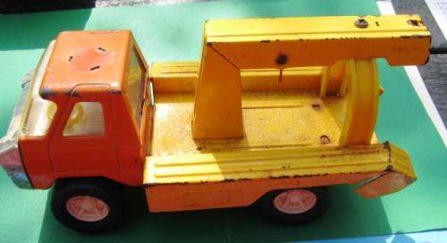 VINTAGE TINPLATE "TONKA?" TOWING TRUCK. NOT A CORGI OR A DINKY.