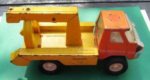 VINTAGE TINPLATE "TONKA?" TOWING TRUCK. NOT A CORGI OR A DINKY.
