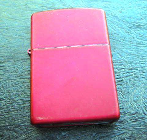 VINTAGE RED "ZIPPO" CIGARETTE LIGHTER FROM BRADFORD, USA. GREAT CONDITION.