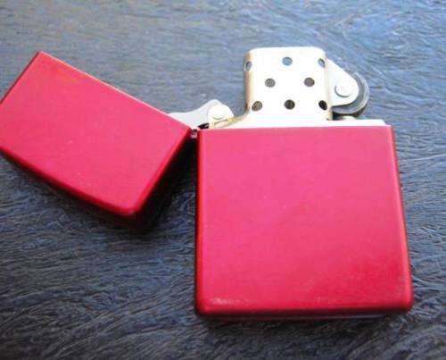 VINTAGE RED "ZIPPO" CIGARETTE LIGHTER FROM BRADFORD, USA. GREAT CONDITION.