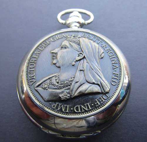 MINT AND BOXED "QUEEN VICTORIA 1899" SILVER COLOURED QUARTZ POCKET WATCH IN 100% WORKING ORDER.