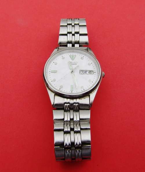 SEIKO QUARTZ NO 485781 STAINLESS STEEL MEN'S WATCH WITH DAY AND DATE. NEVER LOSES A SECOND!