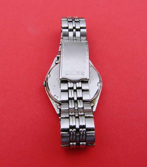 SEIKO QUARTZ NO 485781 STAINLESS STEEL MEN'S WATCH WITH DAY AND DATE. NEVER LOSES A SECOND!