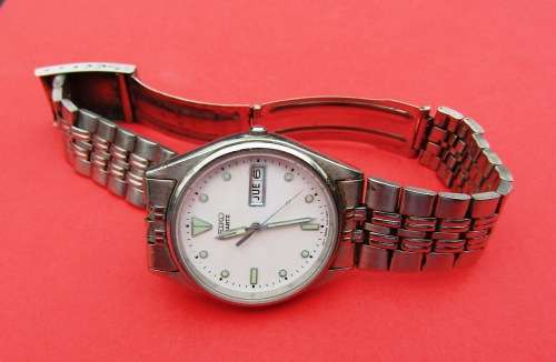 SEIKO QUARTZ NO 485781 STAINLESS STEEL MEN'S WATCH WITH DAY AND DATE. NEVER LOSES A SECOND!
