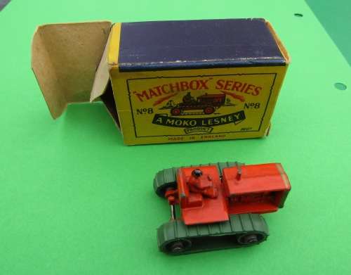 SCARCE NEAR MINT AND BOXED MATCHBOX LESNEY NO 8A `CATERPILLAR TRACTOR` FROM 1955. NOT DINKY OR CORGI