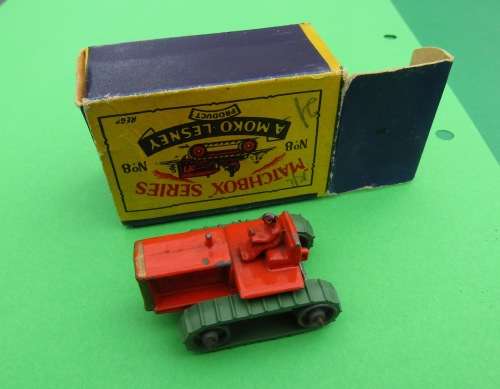 SCARCE NEAR MINT AND BOXED MATCHBOX LESNEY NO 8A `CATERPILLAR TRACTOR` FROM 1955. NOT DINKY OR CORGI