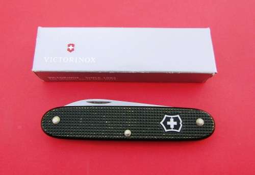 NEW AND ORIGINAL SWISS ARMY SINGLE BLADE POCKET KNIFE IN BOX. GREEN METAL SCALES.