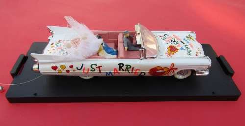 MINT BOXED 1959 CADILLAC `WEDDING CAR` WITH BRIDE AND GROOM AND DRIVER BY VITESSE. NOT DINKY.