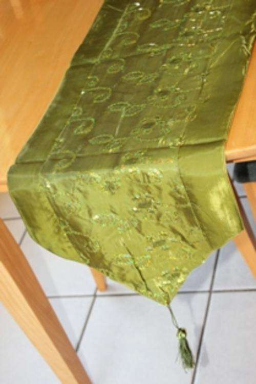 TABLE RUNNER WITH STUNNING DETAIL - GREEN