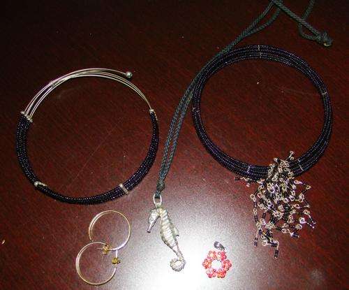 Assorted jewellery set