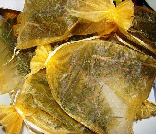 Large Organza bags (yellow gold) with rosemary