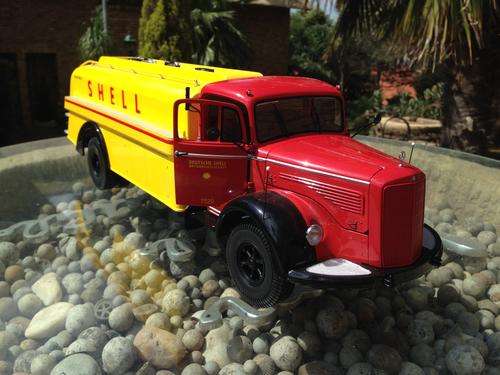 MINICHAMPS MERCEDES BENZ TRUCK - SHELL
