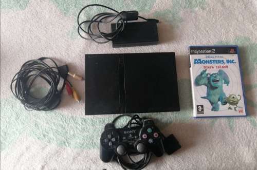 PS2 CONSOLE WITH MEMORY CARD,1 CONTROLLER AND GAME.