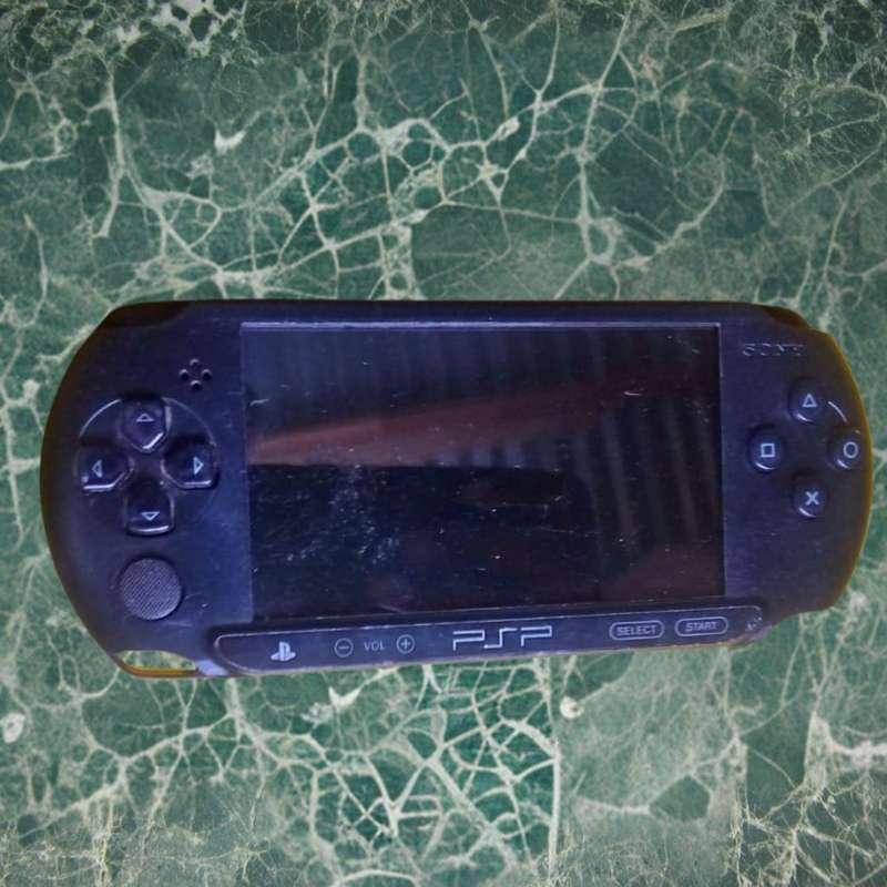 Sony PSP E1008 - Pro CFW, 4 Games, 2GB Memory, USB Charger, Non-Functional UMD Drive