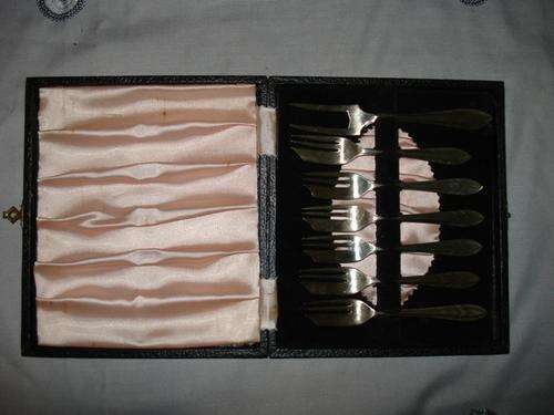Vintage Set of 6 Cake Forks and Serving Fork