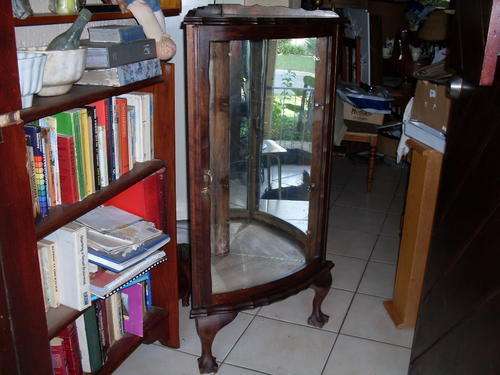 WOW  A STUNNER SMALL VINTAGE CORNER UNIT CURVED GLASS BALL & CLAW DISPLAY EMBOYA CABINET