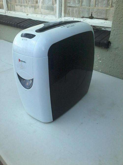 Rexel Style+ Cross Cut 7-Sheet Paper / Credit Card Shredder