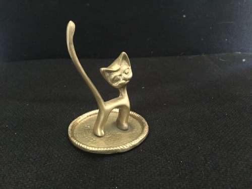 Brass cat ring holder