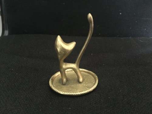 Brass cat ring holder