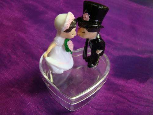 Bride and groom heart favour container