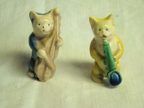 2 cats making music ornaments