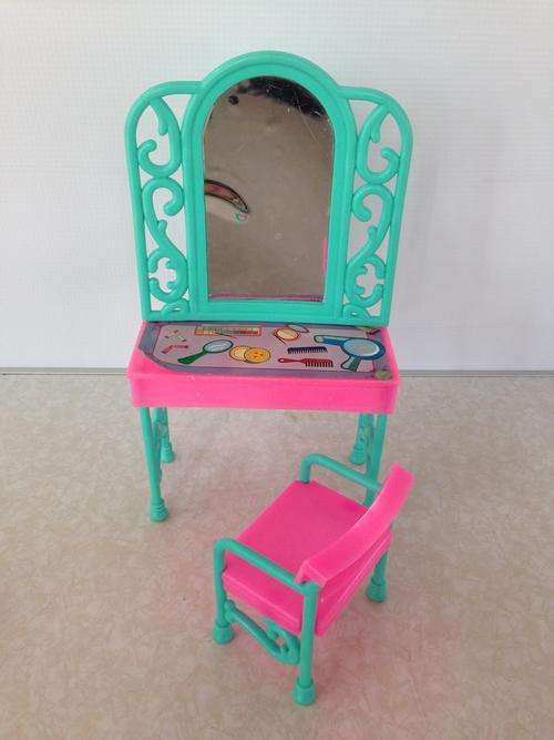 Dressing table and chair to fit Barbie doll