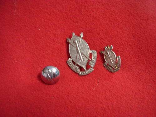RHODESIA: RAR CAP / COLLAR BADGES PLUS BUTTON