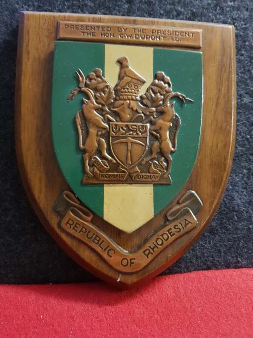 RHODESIA; RHODESIA COAT OF ARMS PLAQUE DONATED BY PRES. DUPONT