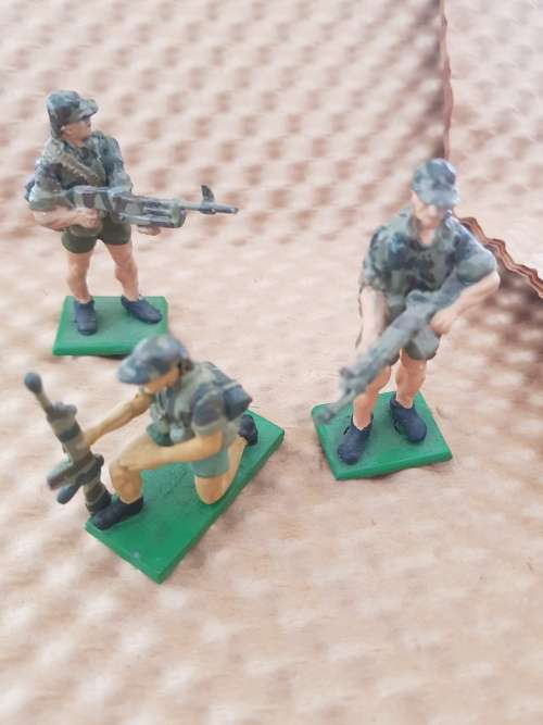 RHODESIA, BSAP PATU/ RLI/ARMY MEN (THREE) LEAD FIGURINES