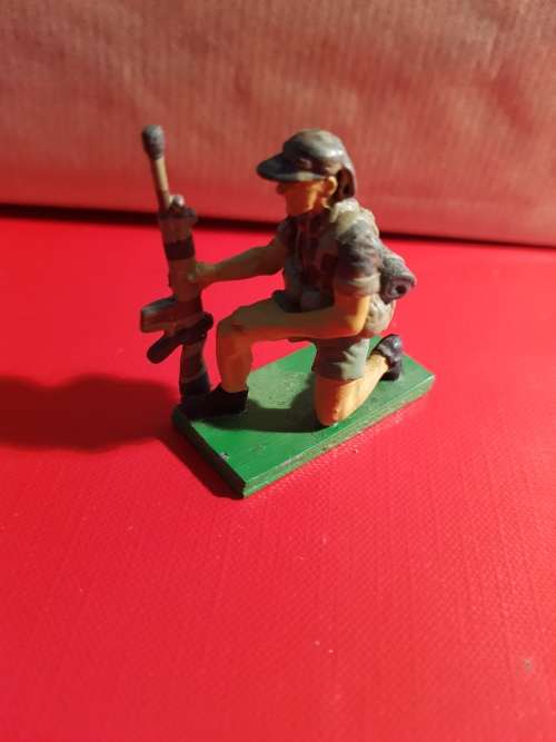 RHODESIA, BSAP PATU/ RLI/ARMY MEN (THREE) LEAD FIGURINES