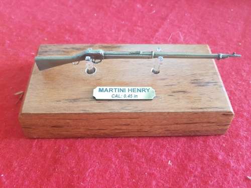45ONS CAL MARTINI HENRY RIFLE  MODEL MOUNTED ON WOODEN PLINTH 135MM X70 MM