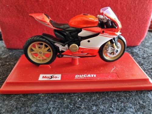 MAISTO MODEL, DUCATI  1/18 SCALE IN BOX.