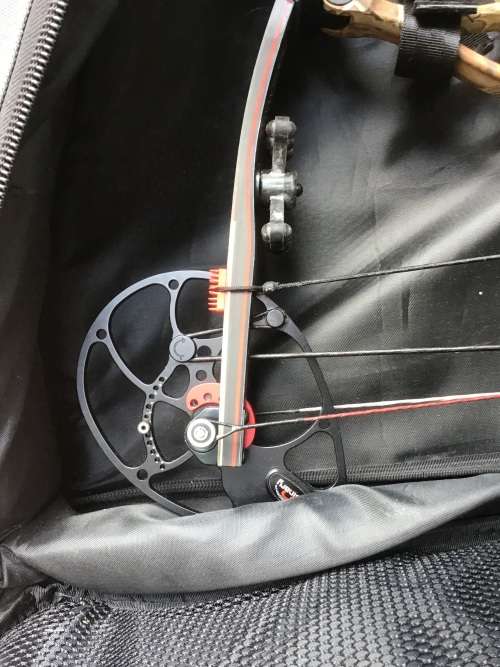 BOWTECH DESTROYER 340 WITH BAGN 10 NEW ARROWS PLUS NEW MECHANICAL TIPS PLUS TRIGGER
