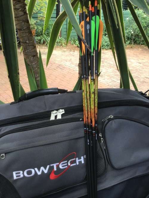 BOWTECH DESTROYER 340 WITH BAGN 10 NEW ARROWS PLUS NEW MECHANICAL TIPS PLUS TRIGGER
