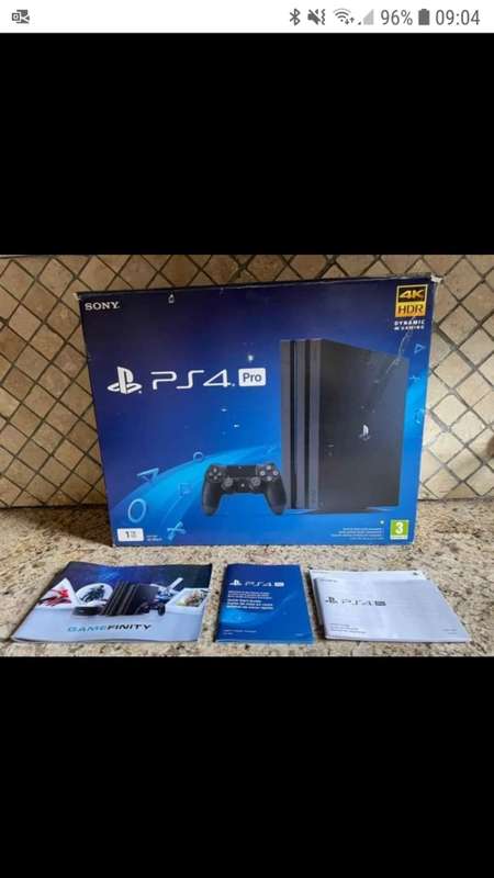 Playstation 4 Pro4, 2x controllers and disc games