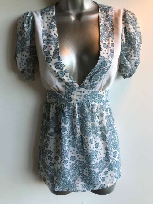 Suits 10 / 34 - 12 / 36 pretty cleavage top baby blue & white