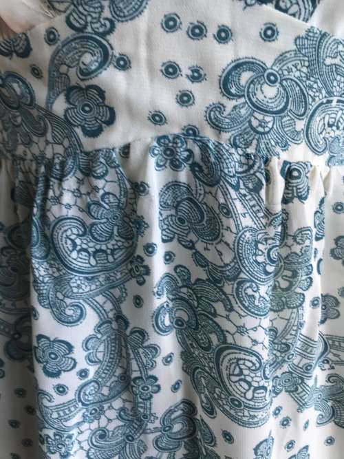Suits 10 / 34 - 12 / 36 pretty cleavage top baby blue & white