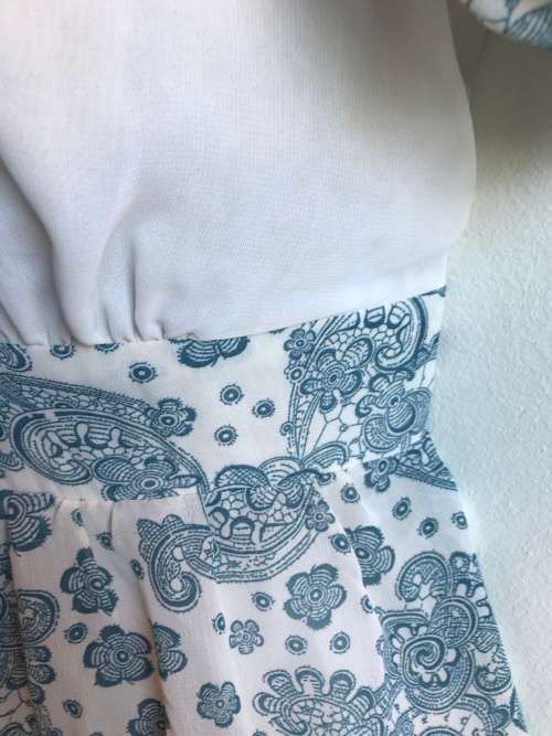 Suits 10 / 34 - 12 / 36 pretty cleavage top baby blue & white