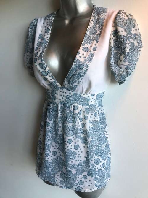 Suits 10 / 34 - 12 / 36 pretty cleavage top baby blue & white