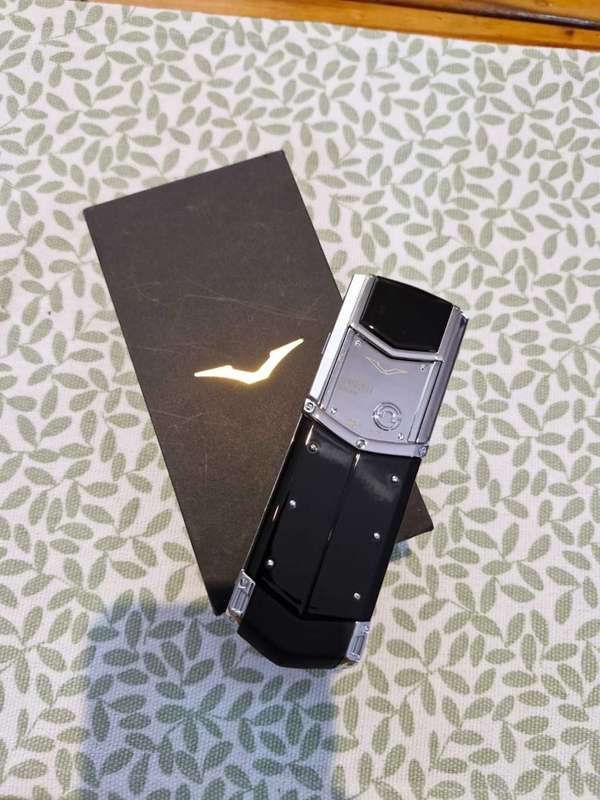 Vertu Signature Black and Silver Copy/Replica *Not Original*