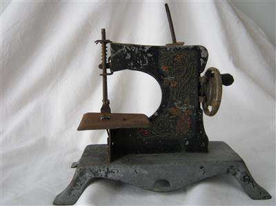VINTAGE MODEL CHILDS SEWING MACHINE...20cm LONG X 11cm WIDE..