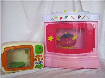 BATTERY OPERATED CHILDS.. MICROWAVE & STOVE WITH POT AND PAN