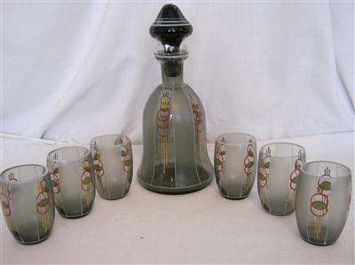 DECORATIVE DECANTOR AND SIX SMALL GLASSES