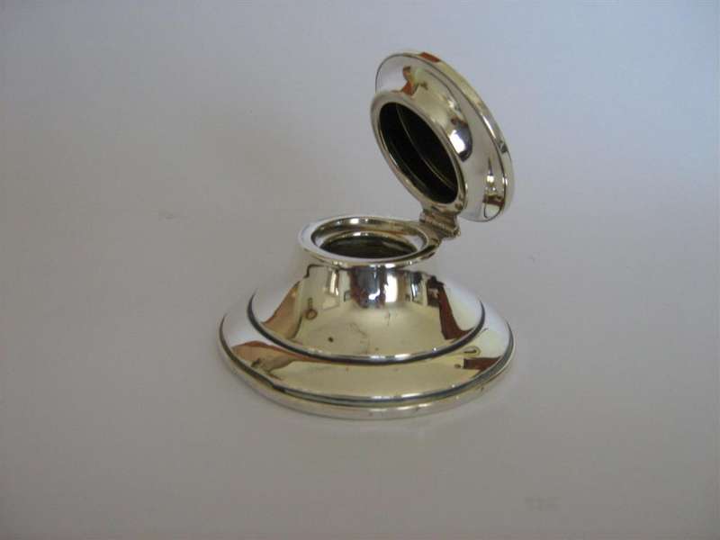 SILVER INK WELL (HALLMARK BIRMINGHAM 1919..8.50cm ACROSS THE BASE..5cm HIGH