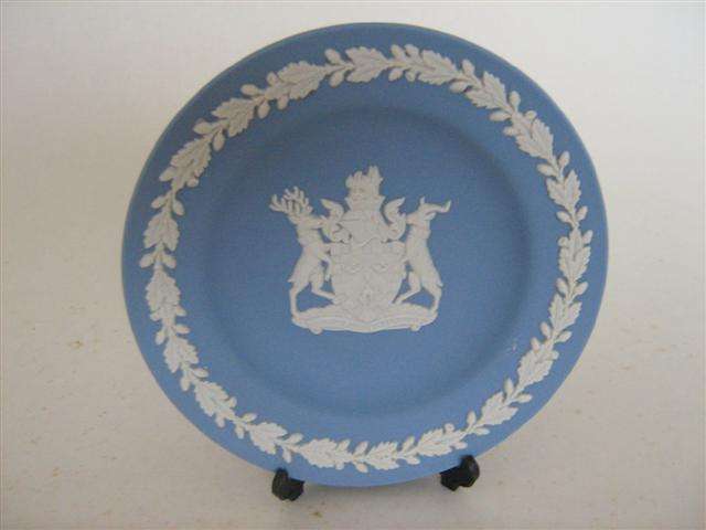 WEDGEWOOD JASPER WARE NUT DISH  ..11.50cm ACROSS ..COAT OF ARMS