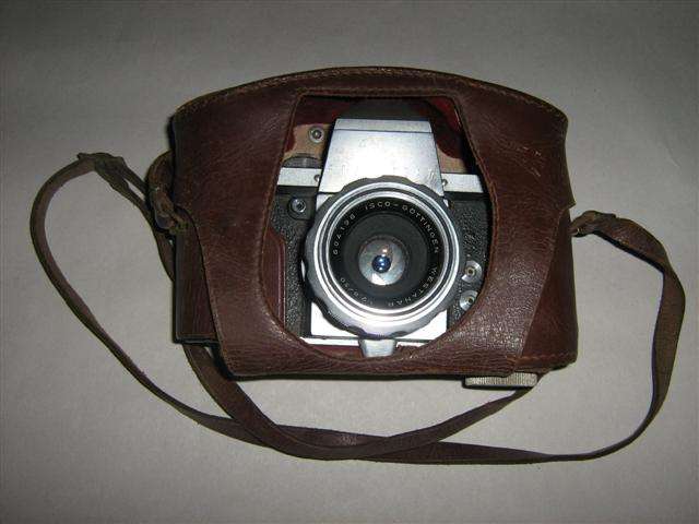 PRAKTICAN GERMAN CAMERA IN LEATHER SLING CASE.