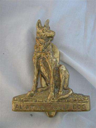 PURE BRASS DOOR KNOCKER.  INSCRIPTION."  ALSATIAN WOLF DOG "..14.50cm HIGH X 11.40cm WIDE..