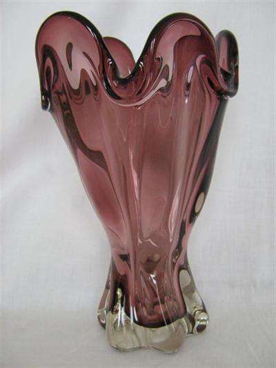 MURANO GLASS VASE. ( BEAUTIFUL) WITH DEEP SCALLOPED RIM.24cm HIGH X 15cm ACROSS TOP RIM