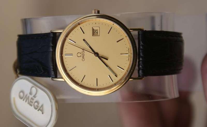 OMEGA SOLID 18K GENTS TIMEPIECE WITH BOX IN GOOD CONDITION