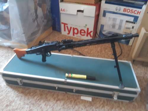 WW2 GERMAN REPLICA MACHINE GUN METAL AND WOOD IN METAL BOX
